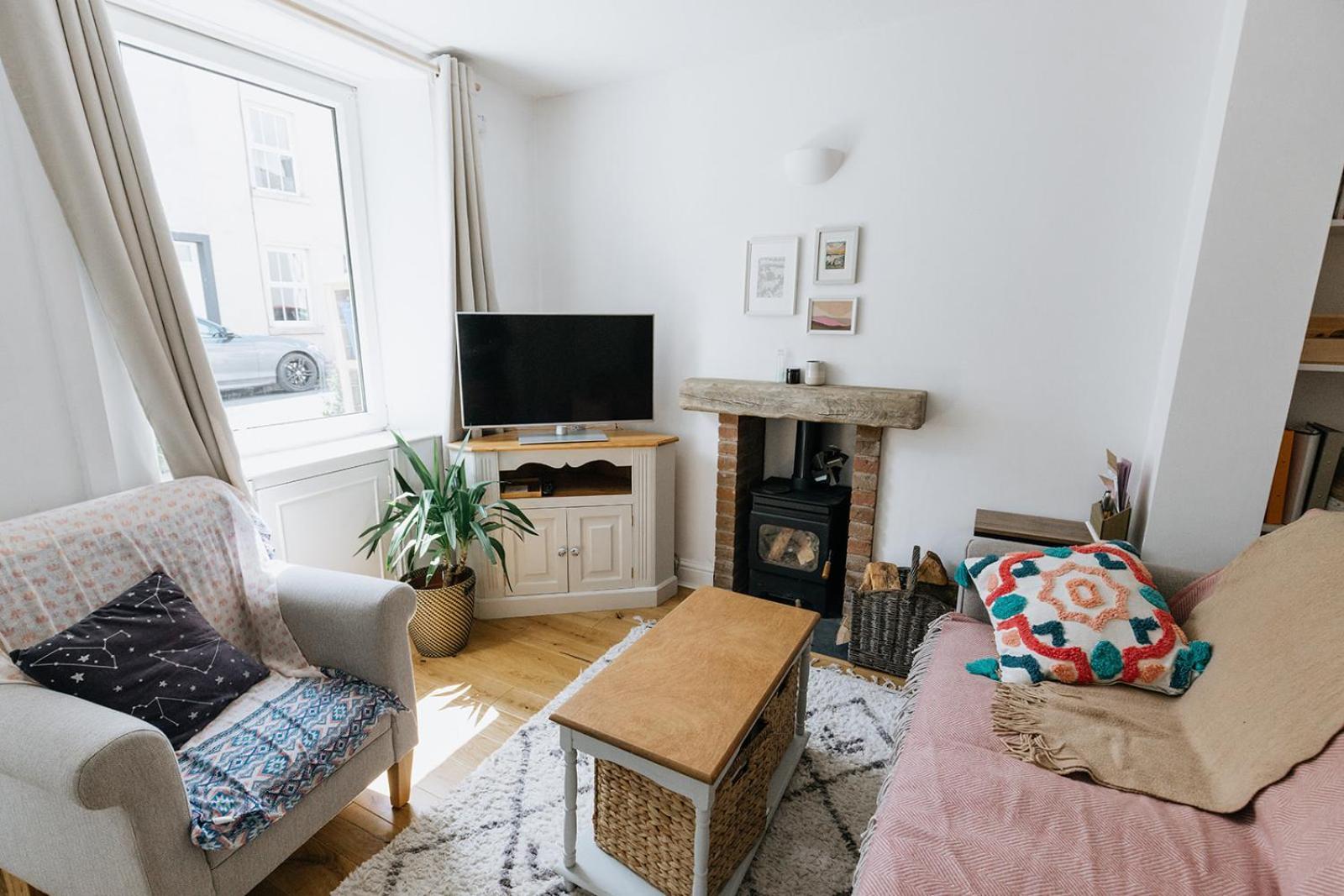 Sun - Cosy In With A Log Burner In Ulverston, Cumbria * Улверстон